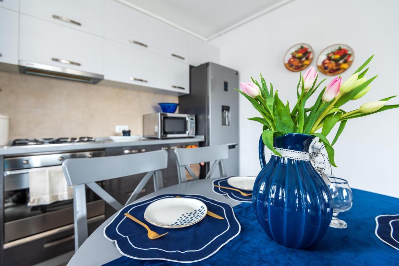 Appartamento Lovely Chic Studio, On A Beautiful Promenade Braşov Esterno foto