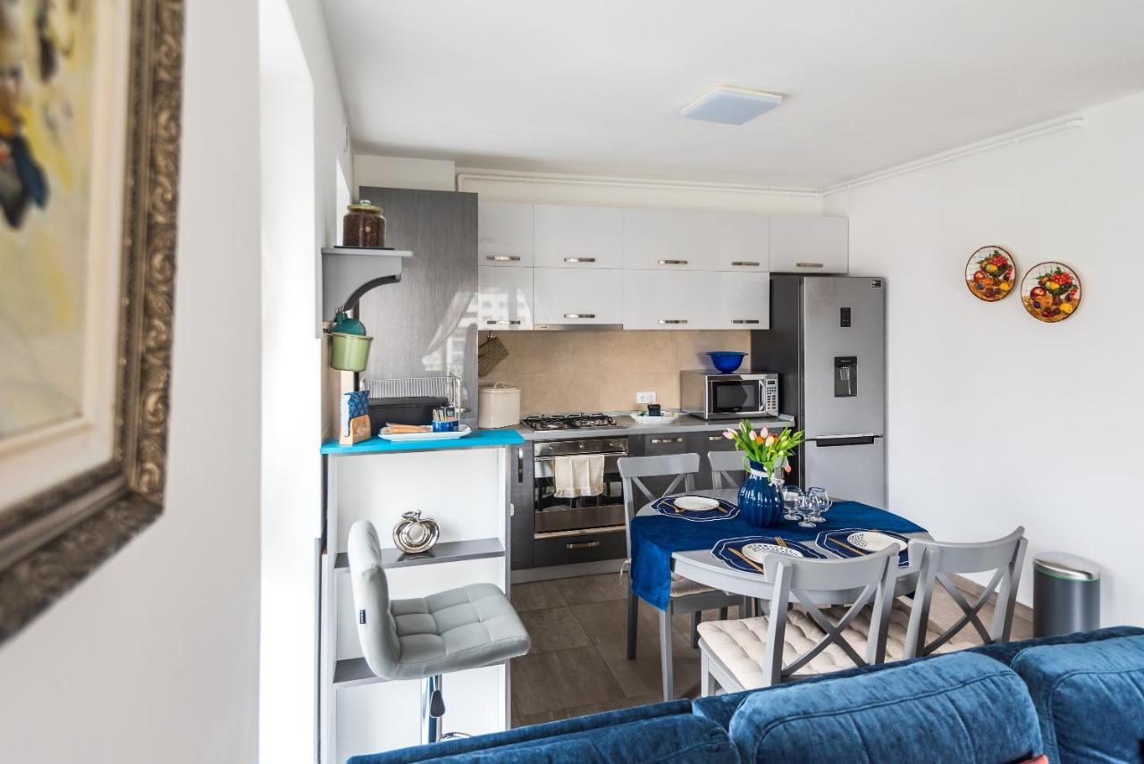 Appartamento Lovely Chic Studio, On A Beautiful Promenade Braşov Esterno foto