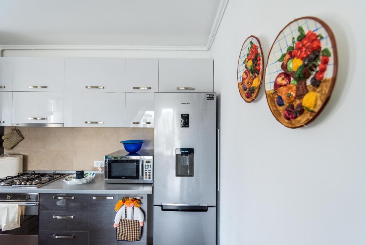 Appartamento Lovely Chic Studio, On A Beautiful Promenade Braşov Esterno foto