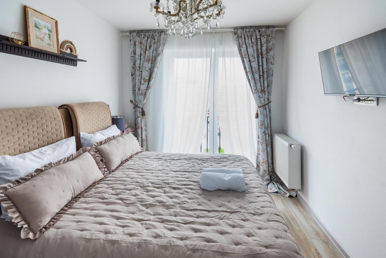 Appartamento Lovely Chic Studio, On A Beautiful Promenade Braşov Esterno foto
